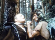 Rambo (Sylvester Stallone, r.) ist es gelungen, unerkannt in die Stadt zur&uuml;ckzukommen. Dort liefert er sich mit seinem Peiniger, Sheriff Teasle (Brian Dennehy), ein Guerilla-Duell.