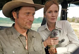 Eva (Katja Flint) macht die Bekanntschaft des unfreundlichen Rangers Alex (Markus Kn&uuml;fken).