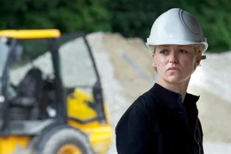 Sophie (Lisa Wagner) ist eine selbstbewusste, zielstrebige junge Bauingenieurin, die es versteht, sich in der M&auml;nnerwelt durchzusetzen.