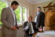 Die Kommissare Hansen (Igor Jeftic, l.) und Stadler (Dieter Fischer, r.) befragen den Nachbar Professor Wilhelm (Peter Fricke, M.) nach seinem Alibi f&uuml;r die Tatzeit.