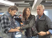 Brigitte Mohn (Patrizia Moresco, Mitte), die Chefin des Motorradclubs, kühlt die abgetrennten Gliedmaßen von Maik Schröder (Igor Jeftic, links) geistesgegenwärtig. Auch Otto Stein (Rolf Becker) ist zu Hilfe geeilt. Brigitte Mohn (Patrizia Moresco, Mitte), die Chefin des Motorradclubs, kühlt die abgetrennten Gliedmaßen von Maik Schröder (Igor Jeftic, links) geistesgegenwärtig. Auch Otto Stein (Rolf Becker) ist zu Hilfe geeilt.