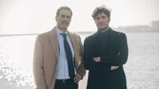 Lucas (Lino Guanciale, r.) Freundschaft mit Stefano (Fausto Sciarappa, l.) wird nach seiner R&uuml;ckkehr von dem Segelt&ouml;rn auf eine harte Probe gestellt.