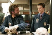 Hodgins (TJ Thyne, li.) und Zach (Eric Millegan) k&ouml;nnen bei den forensischen Untersuchungen im Mordfall Manning einen Erfolg verzeichnen.  +++