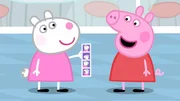 Peppa und ihre Familie besuchen ein riesiges Einkaufszentrum mit vielen verschiedenen kleinen L&auml;den. W&auml;hrend Mama Wutz Frau M&uuml;mmels Wohlf&uuml;hrloase f&uuml;r ihren "perfekten Tag" besucht, machen Peppa (re.) und Schorsch gemeinsame Fotos im Fotoautomaten mit ihrer Freundin Luzie Locke (li.).