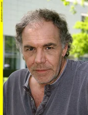 Der Schriftsteller Arthur Chalimar (Christian Kohlund) soll auf Knopfdruck bei seiner Verlegerin einen neuen Romanhit abliefern.