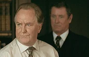 Gutsherr Robert Cavendish (Robert Hardy, l.) bem&uuml;ht sich nicht, seinen Zorn dar&uuml;ber zu verbergen, dass die Polizei in Person von Inspector Barnaby (John Nettles, r.) so lange braucht, um der Vermisstenmeldung seiner Frau nachzugehen.