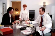Kommissar Moser (Tobias Moretti, li.) verh&ouml;rt den verd&auml;chtigen Frauenarzt Bernhard Fuchs (Karlheinz Hackl) und seine Frau Gerda (Gertraud Jesserer).