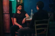Lorenzo (Giacomo Giorgio, l.) sitzt in seiner Wohnung am K&uuml;chentisch und hat Besuch von einem Bekannten (Komparse).