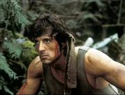 Vietnam-Veteran John Rambo (Sylvester Stallone) beginnt einen Privatkrieg gegen den Sheriff, gegen die ganze Stadt und gegen die