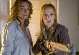 Eva (Katja Flint, re.) und Hanna (Aglaia Szyszkowitz) werden von Wilderern bedroht.