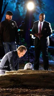 Als abseits eines Wanderweges ein totes, komplett mit Chrom versilbertes Mädchen aufgefunden wird, nehmen Nick Stokes (George Eads, l.) und Detective Kevin Crawford (Alimi Ballard, r.) die Ermittlungen auf und warten auf eine erste Einschätzung des Gerichtsmediziners Dr. David Phillips (David Berman). Als abseits eines Wanderweges ein totes, komplett mit Chrom versilbertes Mädchen aufgefunden wird, nehmen Nick Stokes (George Eads, l.) und Detective Kevin Crawford (Alimi Ballard, r.) die Ermittlungen auf und warten auf eine erste Einschätzung des Gerichtsmediziners Dr. David Phillips (David Berman).