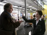Hannah (Gudrun Landgrebe) findet einen ganz eigenen Weg, um dem Schriftsteller Arthur Chalimar (Christian Kohlund) das Rauchen zu verbieten.