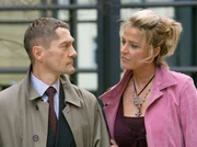 Psychologin Emanuela Berger (Ursula Gottwald) versucht zu ergr&uuml;nden was Dr. Kaminski (Udo Schenk) zum ewigen Zyniker werden lie&szlig;.