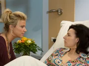 Die Ann&auml;herung zwischen Dr. Kaminski und Emanuela Berger (Ursula Gottwald, li.) f&uuml;hrt zu Missverst&auml;ndnissen zwischen den beiden Freundinnen. Angelika (Susanne Jansen, re.) will wissen, wor&uuml;ber sich ihre Freundin mit Kaminski unterhalten hat.