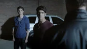 Isaac (Daniel Sharman, li.) und Scott (Tyler Posey) lassen sich auf die Zusammenarbeit mit Chris ein...