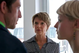 Sophie ist eine selbstbewusste junge Bauingenieurin, mit einem schwachen Punkt: ihrem Vater Karl. Von klein auf versucht sie, seinen Anspr&uuml;chen gerecht zu werden, nicht immer mit Erfolg. Das schwierige Verh&auml;ltnis zu ihrem Vater pr&auml;gt auch Sophies Haltung gegen&uuml;ber M&auml;nnern insgesamt. Eigentlich will sie keine Beziehung - bis sie Max kennenlernt. - Beate (Julia von Sell, Mitte) kann nicht fassen, dass ihre Tochter Sophie (Lisa Wagner) sich ausgerechnet in Max (Andr&eacute; Szymanski) verliebt hat.