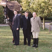 Barnaby (John Nettles, M.) und sein Assistent Troy (Daniel Casey, l.) mit dem zuk&uuml;nftigen Ruhest&auml;ndler Superintendent Ron Pringle (James Bolam, r.) sind sich &uuml;ber den Mordfall nicht so einig, wie es hier aussieht.