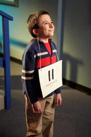 Freut sich auf seine große Chance: Die Familie Heck unternimmt einen Wochenendtrip nach Chicao, damit sich Brick (Atticus Shaffer) in einem Buchstabierwettbewerb messen kann ... Freut sich auf seine große Chance: Die Familie Heck unternimmt einen Wochenendtrip nach Chicao, damit sich Brick (Atticus Shaffer) in einem Buchstabierwettbewerb messen kann ...