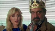 EPG-Bild; Der gl&uuml;ckliche Mark: Nina (Shannon Tweed) hat es auf Marks (Victor French) Geld abgesehen