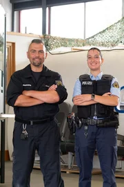 Von links: Polizeihauptkommissar Hussy (Ausbilder) und Polizeimeisteranw&auml;rterin Landu Mprioteli.