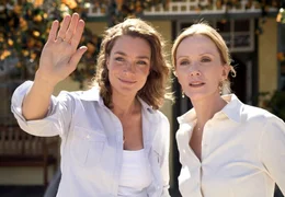 Eva (Katja Flint, re.) besucht ihre kleine Schwester Hanna (Aglaia Szyszkowitz) in S&uuml;dafrika.