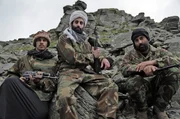 Osama bin Laden und Mitk&auml;mpfer.