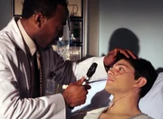 Die inneren Blutungen von Keith Foster (Nicholas D'Agosto, r.) können nicht gestoppt werden. Dr. Eric Foreman (Omar Epps, l.) versucht der Sache auf den Grund zu gehen. Die inneren Blutungen von Keith Foster (Nicholas D'Agosto, r.) können nicht gestoppt werden. Dr. Eric Foreman (Omar Epps, l.) versucht der Sache auf den Grund zu gehen.