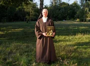 Sr. Anna Magdalena ist die Priorin der Unbeschuhten Karmelitinnen im Karmel St. Josef. Anders als die Benediktiner sind die Karmelitinnen ein Bettelorden, der - durch eine Mauer abgeschnitten von der Welt - seine Zeit im Gebet verbringt. Sr. Anna Magdalena ist die Priorin der Unbeschuhten Karmelitinnen im Karmel St. Josef. Anders als die Benediktiner sind die Karmelitinnen ein Bettelorden, der - durch eine Mauer abgeschnitten von der Welt - seine Zeit im Gebet verbringt.