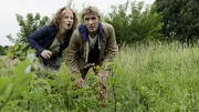 Fritz (Guido Hammesfahr) und Frida (Alessija Lause) beobachten den Gutachter - wie ist die Wildwiese zu retten?