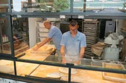 Die B&auml;cker Marco Langsdorf (li.) und Rene Gei&szlig;ler k&auml;mpfen ums gute Brot und laden zum "Backen im Schaufenster" ein.