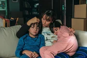 Die Hasswelle bricht in das Leben von Elena (Peri Baumeister, M.) und ihren Kindern Sami (Elyas Efe, l.) und Ada (Soraya Marie Efe, r.).