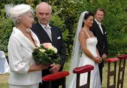 Zwei gl&uuml;ckliche Paare aus zwei Generationen: Heinrich (Charles Brauer, 2.v.li.) und Johanna (Nicole Heesters, li.), Peter (Michael von Au, re.) und Stella (Sandra Speichert) geben sich das "Ja-Wort".