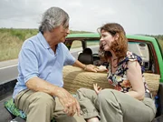 Dr. Elena Eichhorn (Cheryl Shepard) besucht in Ghana ihren Doktorvater Dr. Olivier Berty (Pierre Brice), der sie zu seinem 65. Geburtstag eingeladen hat.