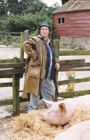 Tilly Dinsdale (Rowena Cooper).