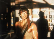 Mit letzter Kraft kann sich Rambo (Sylvester Stallone) befreien und stiehlt in einem nahe gelegenen milit&auml;rischen &Uuml;bungsplatz zahlreiche Waffen, um sich mit der Polizei eine Schlacht zu liefern.