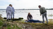 Früh am Morgen entdeckt ein Treibgutsucher eine Wasserleiche. Es handelt sich um Mats Albers (Frank Leal-Soto, 2.v.r.). Dr. Helene Sturbeck (Katharina Blaschke, M.) schließt gegenüber Lars Pöhlmann (Dominic Boeer, r.) einen Mord nicht aus, da der Tote heftige Wunden an den Fingern aufweist. Früh am Morgen entdeckt ein Treibgutsucher eine Wasserleiche. Es handelt sich um Mats Albers (Frank Leal-Soto, 2.v.r.). Dr. Helene Sturbeck (Katharina Blaschke, M.) schließt gegenüber Lars Pöhlmann (Dominic Boeer, r.) einen Mord nicht aus, da der Tote heftige Wunden an den Fingern aufweist.
