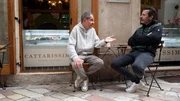 Andreas Caminada (r.) discussing a menu with actor Moritz Bleibtreu (l.)