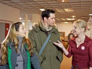 Tanja Georgi (Stephanie Sch&ouml;nfeld, re.) schafft es, dass sich Philipp (Thomas Koch, mi.) und Arzu (Arzu Bazman, li.) im M&ouml;belhaus wegen einem Sofa in die Haare kriegen.