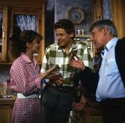 In Gaby (Roswitha Schreiner, l.) und Vater Eberhard (Stephan Orlac, r.) findet Andy (Hendrik Martz, M.) sehr kritische Feinschmecker.