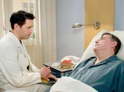 MDR Fernsehen IN ALLER FREUNDSCHAFT FOLGE 343, "F&uuml;r immer...", am Dienstag (23.07.13) um 11:45 Uhr. Dr. Brentano (Thomas Koch, li.) erkl&auml;rt Henning Fuchs (Wilfried Dziallas, re.) das er eine neue Leber ben&ouml;tigt und schl&auml;gt vor, dass sich Hennings Bruder Konrad testen lassen sollte.