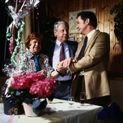 Zum H&ouml;hepunkt der Feierlichkeit zur Er&ouml;ffnung der neuen Harmonie erscheint auch Direktor Tenstaag (Gerhard Friedrich, r.) und erfreut Conny (Brigitte Mira, l.) und Eberhard (Stephan Orlac, M.) mit einem St&auml;ndchen.