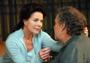 Zwischen Hannah (Gudrun Landgrebe) und Arthur (Christian Kohlund) entwickelt sich eine zarte Romanze.