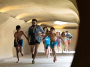 Chinar (Vikash Bhai, M.) versucht, sich mit seinen S&ouml;hnen Gatik (Zakiy Jogi, l.) und Jaypal (Arjun Subramanian, r.) in Sicherheit zu bringen.