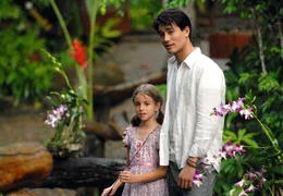 Johanna (Alexandra Wallis) und Lin (Justin Hills) warten auf Lins Mutter.