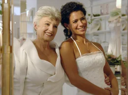 Stella (Sandra Speichert) und Johanna (Nicole Heesters, li.) sind auf der Suche nach dem perfekten Brautkleid.