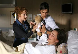 Anna (Stefanie Dvorak, links) und Max (Florian David Fitz) stehen ihrer gemeinsamen Freundin Clarissa (Aglaia Szyszkowitz) bei ihrer Geburt bei.