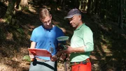 Alfred W&ouml;hrle (rechts) und Florian Renner (links) von der Bayerischen Landesanstalt f&uuml;r Wald und Forstwirtschaft lokalisieren den h&ouml;chsten Baum Bayerns.