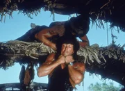&Uuml;berrascht: Von seinem Einsatzkommando im Stich gelassen, ger&auml;t Rambo (Sylvester Stallone) in die H&auml;nde der vietnamesischen Soldaten.
