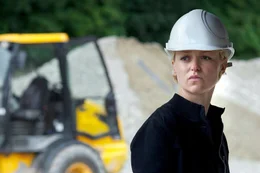 Sophie (Lisa Wagner) ist eine selbstbewusste, zielstrebige junge Bauingenieurin, die es versteht, sich in der M&auml;nnerwelt durchzusetzen.