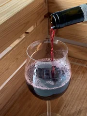 Ein Glas mit Bordeauxwein. Die Region Bordeaux ist eine der gr&ouml;&szlig;ten Weinbauregionen Europas. Auf 112 000 Hektar Fl&auml;che wird Wein produziert. L&auml;ngst nicht &uuml;berall nachhaltig.